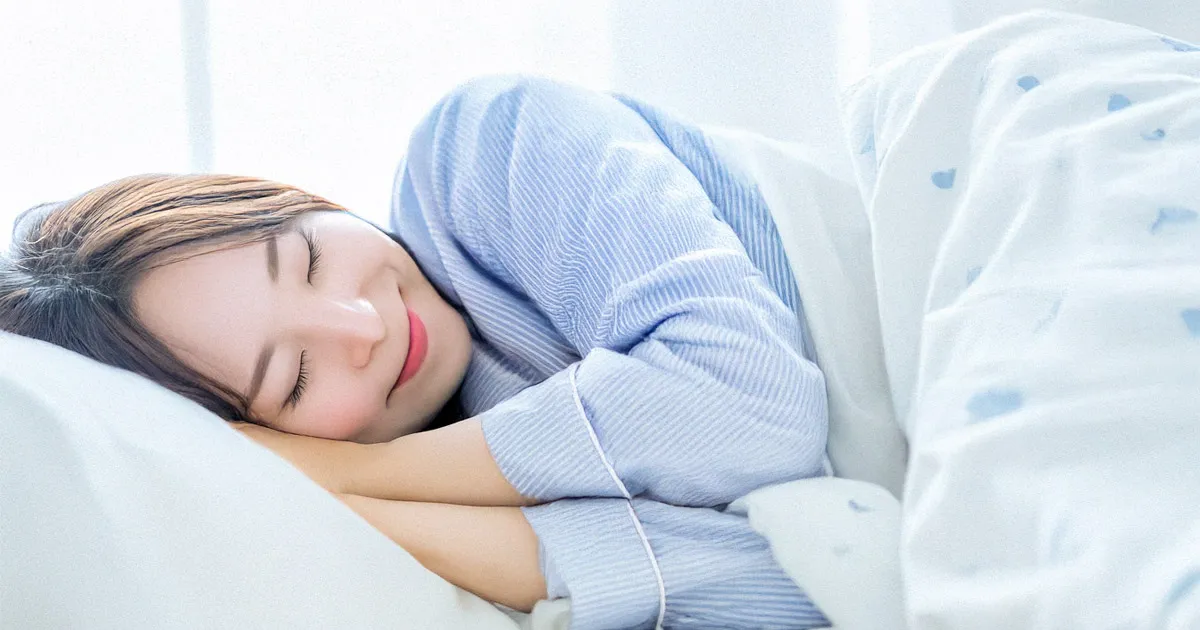 2026年恋愛運アップ！寝る前の開運習慣で運気を整える女性。無料占いやタロットで恋を叶える。